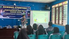 Mahasiswa Kuliah Kerja Nyata (KKN) Tematik Institut Teknologi dan Bisnis (ITB) Nobel Indonesia yang bertugas di Desa Lebbotengae, Kecamatan Cenrana, Kabupaten Maros. (Foto: ist)