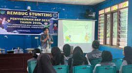 Mahasiswa Kuliah Kerja Nyata (KKN) Tematik Institut Teknologi dan Bisnis (ITB) Nobel Indonesia yang bertugas di Desa Lebbotengae, Kecamatan Cenrana, Kabupaten Maros. (Foto: ist)