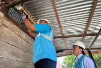 Ilustrasi Petugas PLN saat melakukan penambahan daya pada kWh meter milik pelanggan di Kabupaten Sidrap, Sulawesi Selatan.