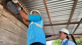 Ilustrasi Petugas PLN saat melakukan penambahan daya pada kWh meter milik pelanggan di Kabupaten Sidrap, Sulawesi Selatan.