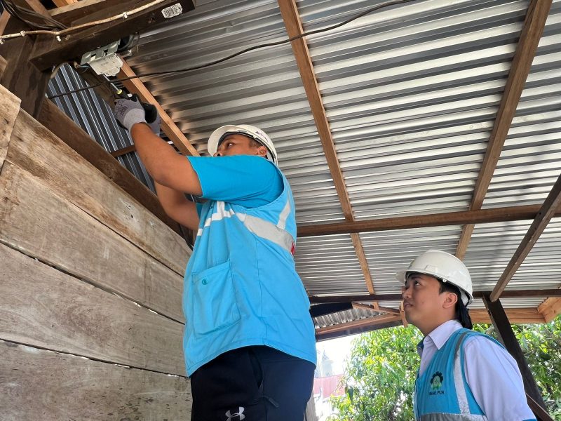 Ilustrasi Petugas PLN saat melakukan penambahan daya pada kWh meter milik pelanggan di Kabupaten Sidrap, Sulawesi Selatan.
